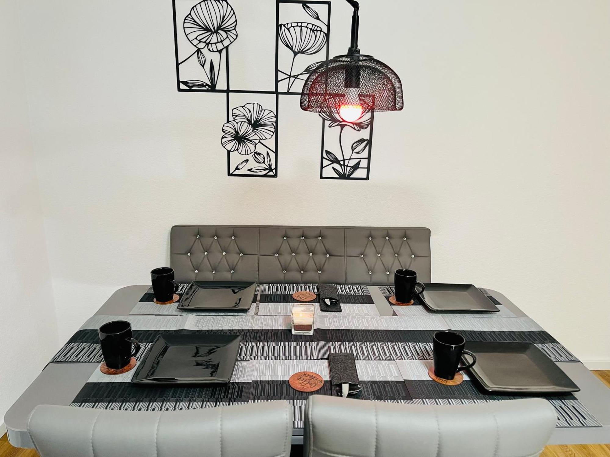 Gracehomes - Garage, Free Coffee, Airport, Messe, Stuttgart, Wifi Up To 6 Guests