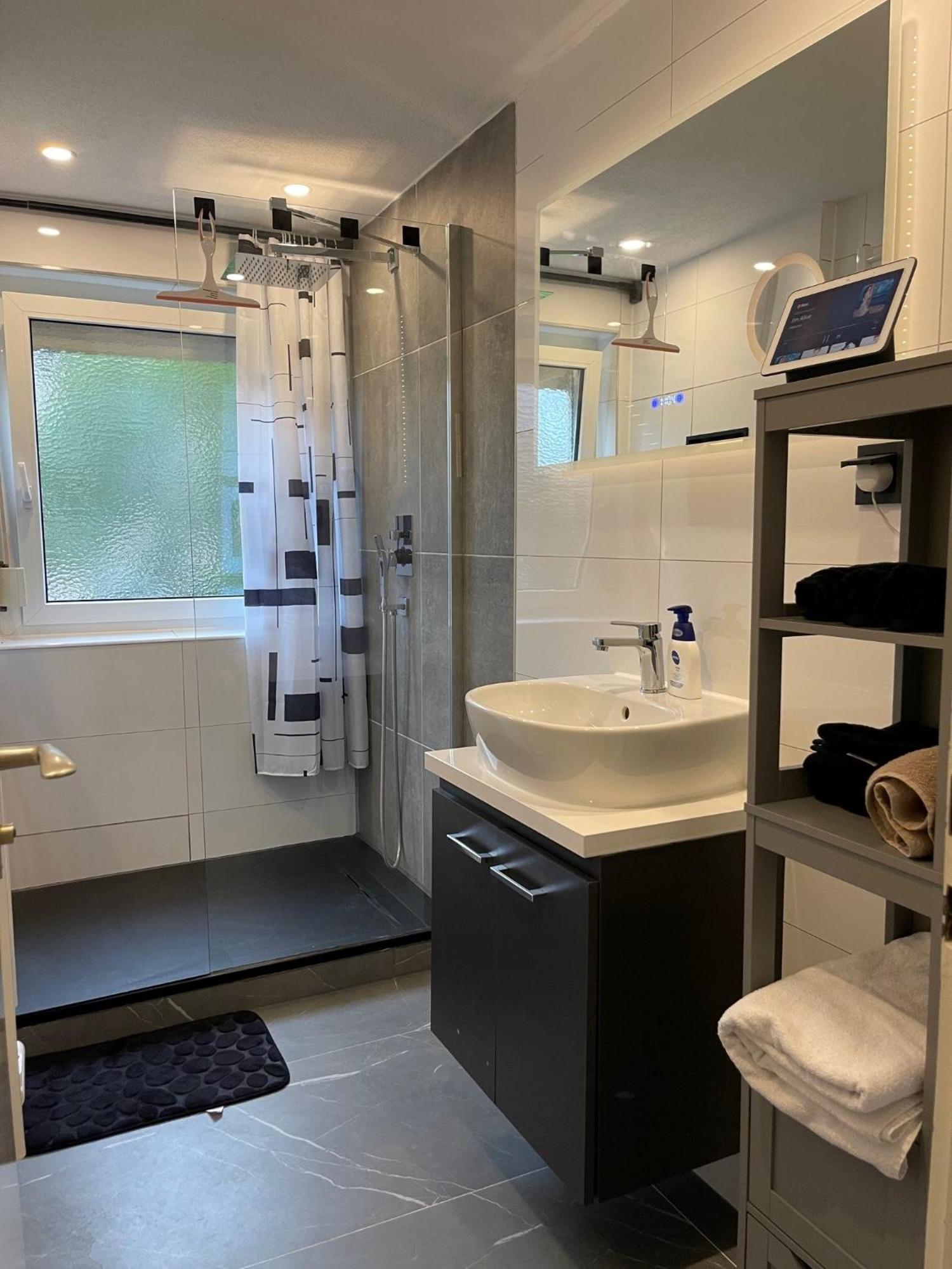 Gracehomes - Garage, Free Coffee, Airport, Messe, Stuttgart, Wifi Up To 6 Guests Apartment